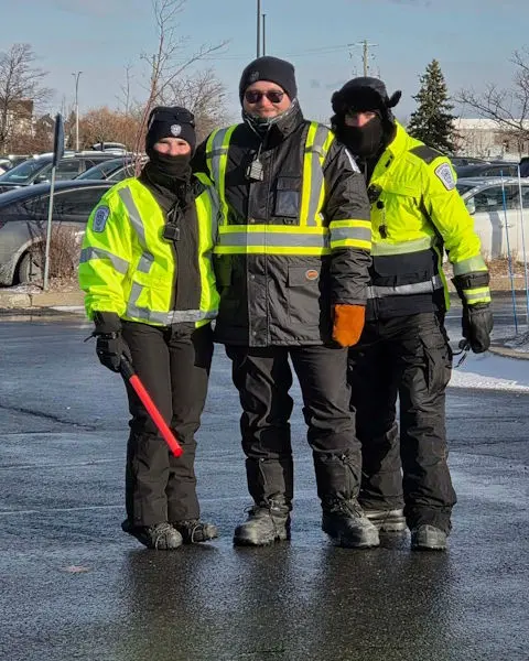 Agents de sécurité à l'extérieur